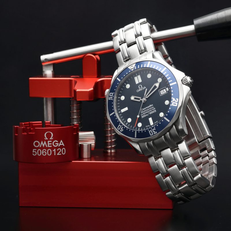 1998 Omega Seamaster 300M James Bond 25318000 Automatico 41mm Quadrante Blu Onde con Scatola & Garanzia - Revisionato Omega - immagine 4