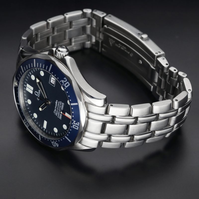 1998 Omega Seamaster 300M James Bond 25318000 Automatico 41mm Quadrante Blu Onde con Scatola & Garanzia - Revisionato Omega - immagine 10