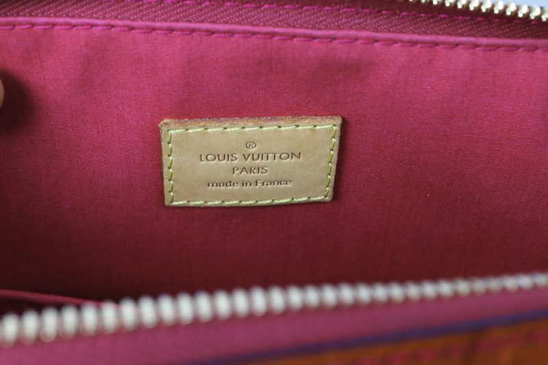 Pre-Loved Louis Vuitton Montana Handbag M90058 Monogram Vernis Red Pomme D'Amour - Image 13